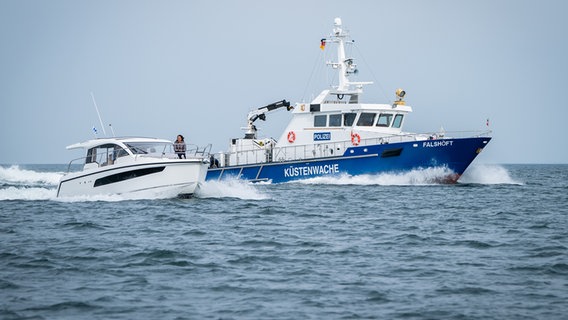 Ein Schiff der Küstenwache und ein weiteres fahren über die Ostsee. © Staatskanzlei 