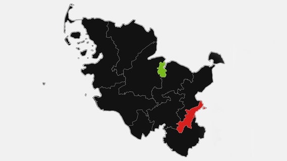 Eine Karte Schleswig-Holsteins mit den Wahlkreisen, eingefärbt in den Farben der Parteien, die bei der Bundestagswahl 2025 den jeweiligen Wahlkreis gewonnen hat - bis auf Lübeck (rot - SPD) und Kiel (grün - Grüne) sind alle anderen schwarz (CDU). © NDR Foto: NDR