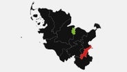 Eine Karte Schleswig-Holsteins mit den Wahlkreisen, eingefärbt in den Farben der Parteien, die bei der Bundestagswahl 2025 den jeweiligen Wahlkreis gewonnen hat - bis auf Lübeck (rot - SPD) und Kiel (grün - Grüne) sind alle anderen schwarz (CDU). © NDR Foto: NDR