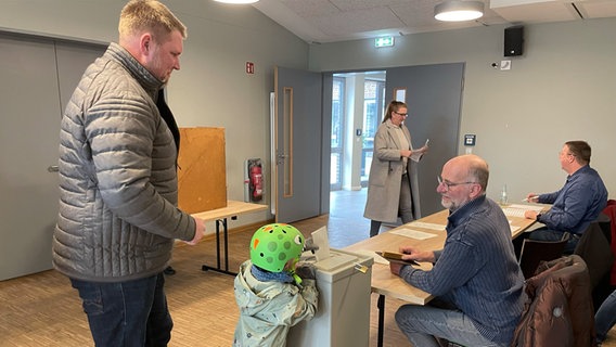 Ein Wahllokal in Wiemersdorf (Kreis Segeberg). © NDR Foto: Bastian Pöhls