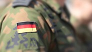 Ein Soldat der deutschen Bundeswehr in Uniform (Symbolbild). © picture alliance / Shotshop Foto: stadtratte