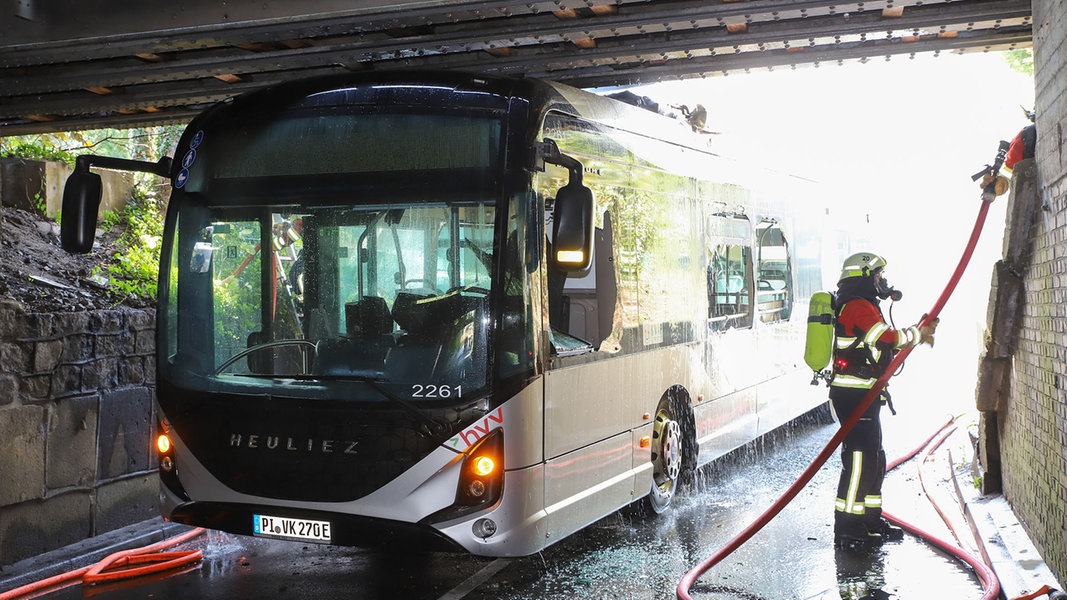 Nach E-Bus-Brand in Elmshorn: Stillstand am Bahn-Knotenpunkt