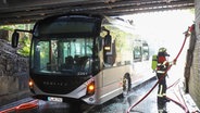 Elmshorner Bahnhof: Einsatzkräfte der Feuerwehr löschen einen Brand an einem E-Bus am. © Florian Sprenger Foto: Florian Sprenger