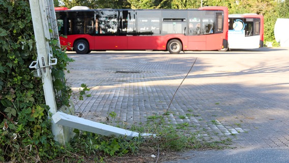 Ein Linienbus auf einem Betriebshof, davor zerstörte Zaunelemente © Florian Sprenger Foto: Florian Sprenger