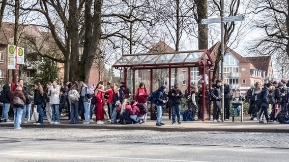 Schülerinnen und Schüler stehen an einer Bushaltestelle und warten auf den Bus. © picture alliance/dpa/Markus Scholz Foto: Markus Scholz