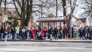 Schülerinnen und Schüler stehen an einer Bushaltestelle und warten auf den Bus. © picture alliance/dpa/Markus Scholz Foto: Markus Scholz