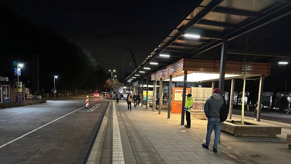 Pendler warten an leeren Bussteigen. © NDR Foto: danfoto