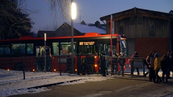 Menschen besteigen einen Bus. © NDR Foto: Hauke Bülow