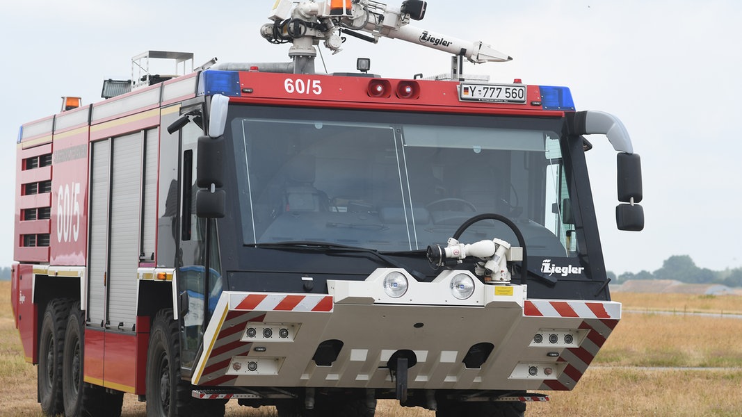 Die Bundeswehr-Feuerwehr Bei Der Air Defender Übung | NDR.de ...