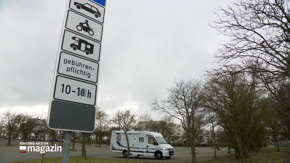 Ein Camper steht auf einem gebührenpflichtigen Parkplatz. © NDR 