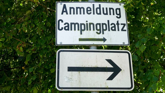 Ein Hinweisschild zu einem Campingplatz © picture alliance / ABBfoto Foto: picture alliance / ABBfoto