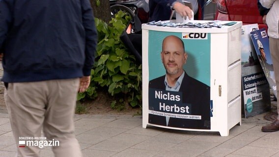 Niclas Herbst ist auf einem Wahlkampfplakat der CDU abgebildet. © NDR 