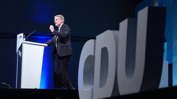 Daniel Günther spricht auf dem CDU Landesparteitag an einem Rednerpult. An der Seite sieht man die Buchstaben CDU. © dpa-bildfunk Foto: Marcus Brandt