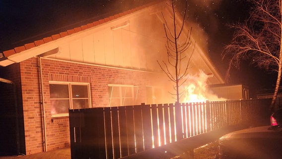 Ein brennender Container vor einem Schulgebäude © Polizeidirektion Itzehoe Foto: Polizeidirektion Itzehoe