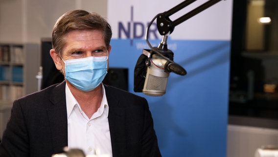 Heiner Garg (FDP) sitzt im Hörfunkstudio den NDR Landesfunkhauses in Kiel. © NDR Foto: Janis Röhlig