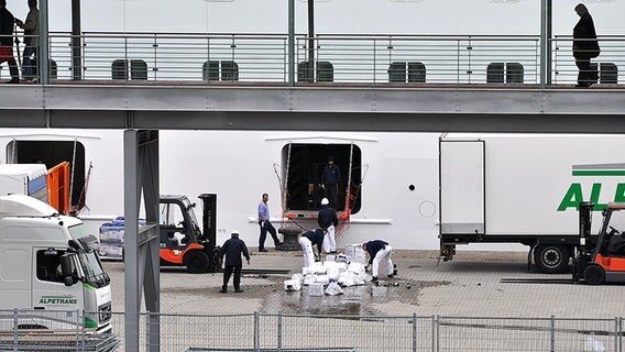 Die Mitarbeiter laden das Schiff ein. © NDR Foto: Rafael Czajkowski