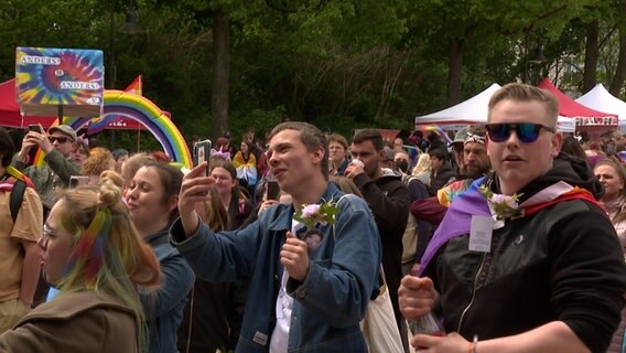 Menschen demonstrieren am CSD in Flensburg. © NDR 