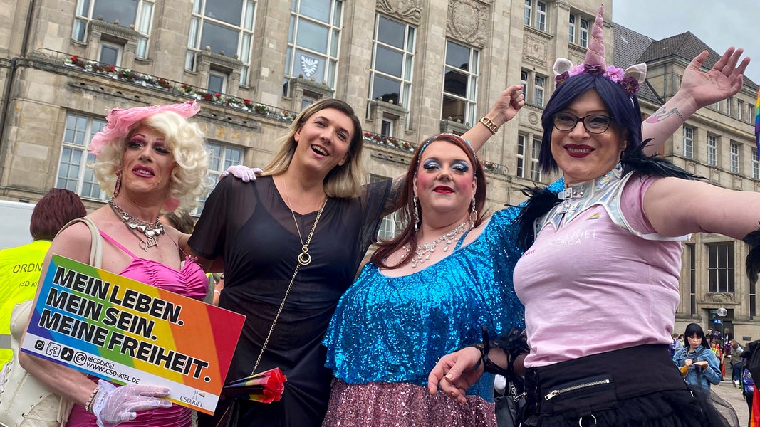 Vier Teilnehmerinnen des CSD in Kiel posieren in die Kamera.