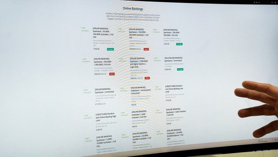 Ein Ermittler schaut auf eine Webseite im Darknet, auf der geklaute Daten verkauft werden. © NDR Foto: Thomas Viet Dang