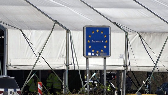 Das blauen EU-Schild mit der Überschrift "Danmark" steht an Grenzübergang Ellund. © Westküstennews 