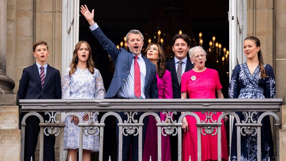 König Frederik von Dänemark steht mit seiner Familie auf dem Balkon. © imago Foto: Marie Odgaard