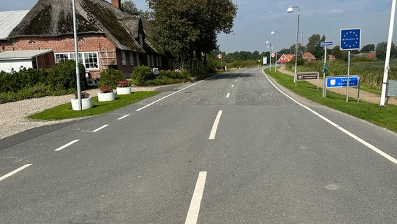 Straße über die deutsch-dänische Grenze. © NDR Foto: Ben Armstrong