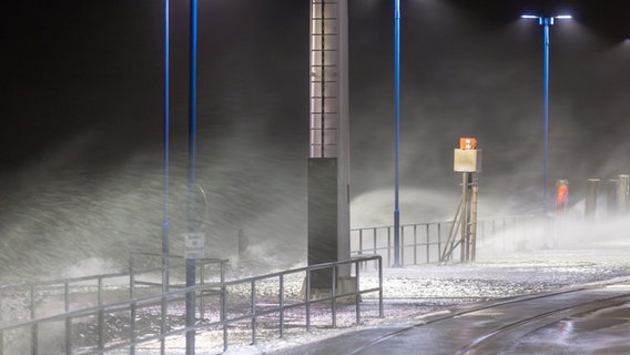 Die Gischt der Nordsee peitscht auf den Fähranleger Dagebüll. © Niedersachsen und MV: Fähren fielen aus 