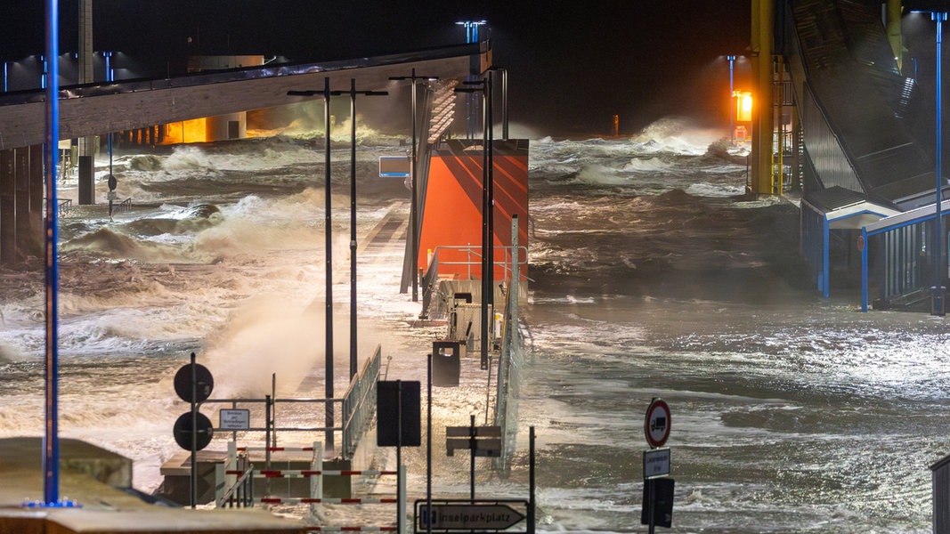 Tief „Bernd“: Sturmflut an Nordseeküste bringt Fährausfälle