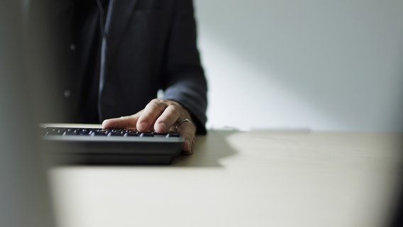 Ein Mann tippt etwas auf einer Tastatur ein. © picture alliance / Ute Grabowsky/photothek.de Foto: Ute Grabowsky