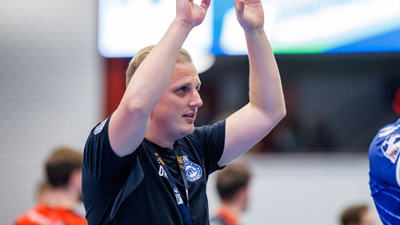 David Roehrig (VfL Luebeck-Schwartau, Trainer) jubelt nach dem Sieg am zweiten Spieltag. © picture alliance / Eibner-Pressefoto Foto: Jan Rollinger