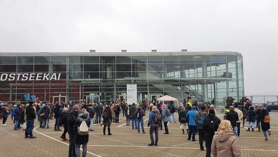 People gather in the parking lot in front of the Ostseekai Terminal in Kiel for a lateral thinker demonstration.  © NDR Photo: Fabian Weißhaupt