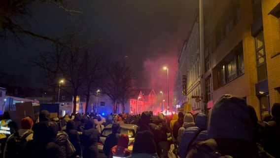 Kiel: Ein Demonstrant trägt ein Plakat um den Hals mit der Aufschrift "AfD ab in den Müll!" © Quelle: Privat 