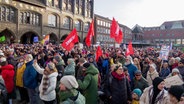 Zahlreiche Menschen demonstrieren in Lübeck auf dem Rathausplatz gegen Rechtsextremismus. © NDR 