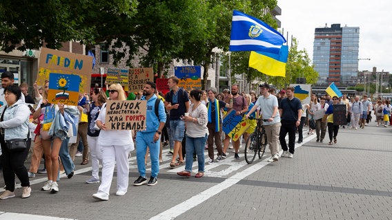 Hunderte Menschen demonstrieren in Kiel zum Unabhängigkeitstag der Ukraine. © NDR Foto: Gino Laib