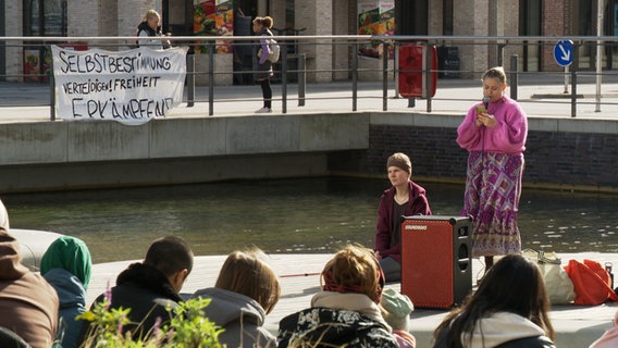 Eine Kundgebung in Kiel zum Thema Schwangerschaftsabbruch. © NDR 