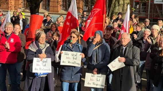 Eine Demo vor dem Landeshaus. © NDR Foto: Tobias Gellert