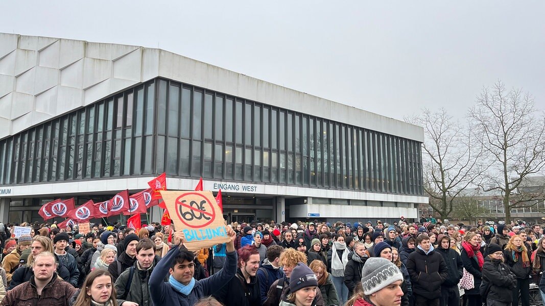 60 Euro mehr pro Semester - 1.500 Studierende in Kiel demonstrieren gegen Verwaltungsgebühren