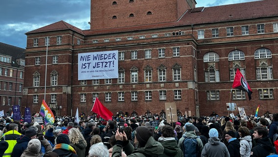 Hunderte Menschen demonstrieren auf dem Kieler Rathausplatz © NDR Foto: Constantin Gill