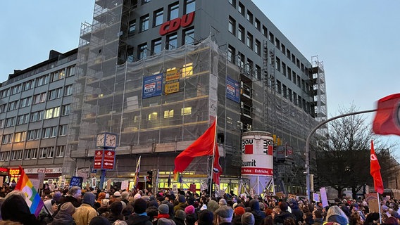 Eine Menschenmenge demonstriert in Kiel vor dem CDU-Gebäude. © NDR Foto: Moritz Mayer