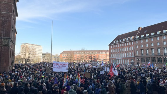 Tausende Menschen demonstrieren am Kieler Rathausplatz. © NDR Foto: Moritz Mayer