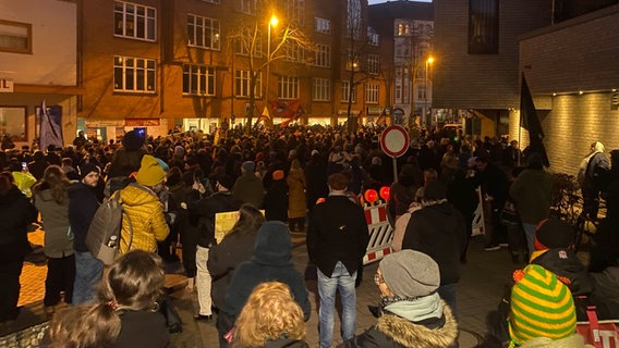 Menschen demonstrieren in Kiel am Walkerdamm. © NDR Foto: Andre Schnoor