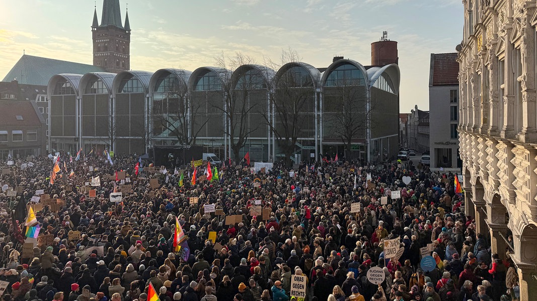 Tausende demonstrieren in Schleswig-Holstein gegen Rechtsextremismus