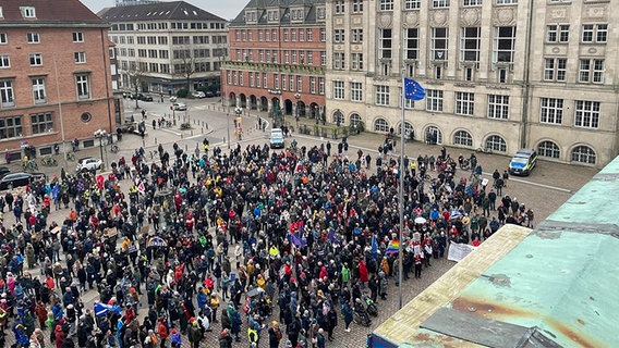 Hunderte Menschen demonstrieren am Kieler Rathausplatz. © NDR Foto: Anke Rösler