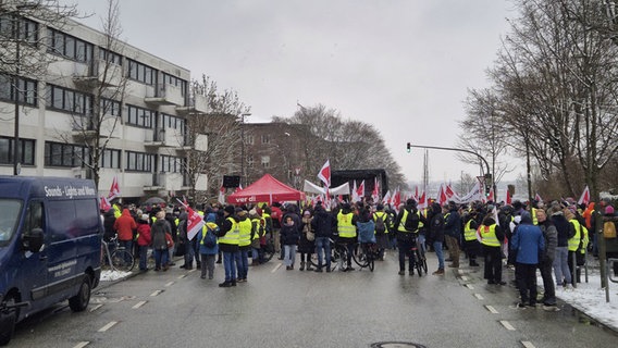 Mitarbeiter des öffentlichen Dienstes demonstrieren in Kiel unweit des Landtages. © NDR Foto: Pavel Stoyan