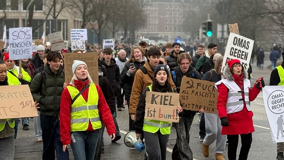 Demonstranten setzen sich in Kiel für Demokratie ein. © Tobias Gellert Foto: Tobias Gellert