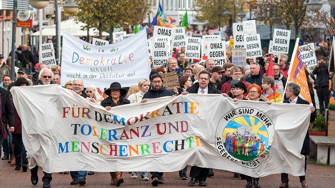 Bad Segeberg: 1.500 Menschen Bei Demo Gegen Rechts | NDR.de ...