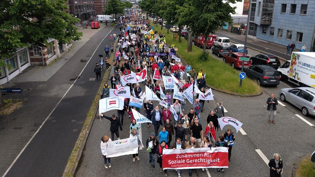 Eine Gruppe von Menschen demonstriert in Kiel