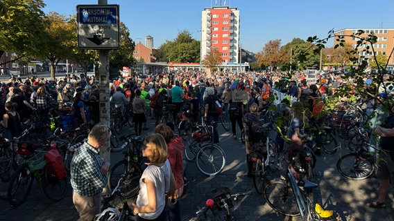 Eine Demonstration mit Fahrrädern in Kiel auf dem Exerzierplatz © NDR Foto: Paul Wessels