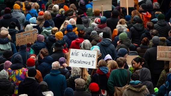 «Nie wieder Faschismus» steht auf einem Schild bei einer Demonstration gegen Rechtsextremismus und die AfD. © Picture Alliance Foto: Jonas Walzberg