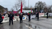 Eine Demonstration für die Demokratie und gegen die AfD wird von einer Reihe von Polizisten beobachtet © NDR Foto: Bastian Pöhls